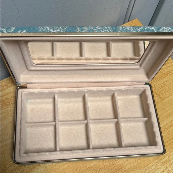 Vintage Travel Clamshell jewelry box with mirror 💍🩵 - Picture 4 of 17